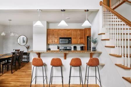 The Commodore - Stunning Vandy Home, Walk To It