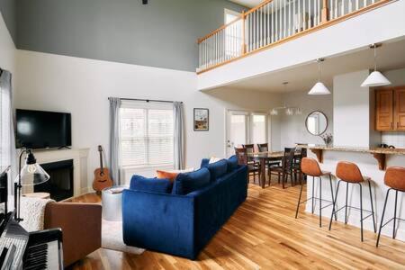 The Commodore - Stunning Vandy Home, Walk To It Holiday home Nashville