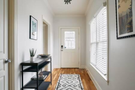 The Commodore - Stunning Vandy Home, Walk To It Holiday home Nashville