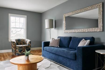The Commodore - Stunning Vandy Home, Walk To It Holiday home *