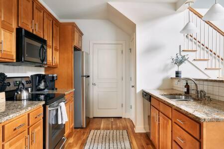 The Commodore - Stunning Vandy Home, Walk To It Holiday home Nashville